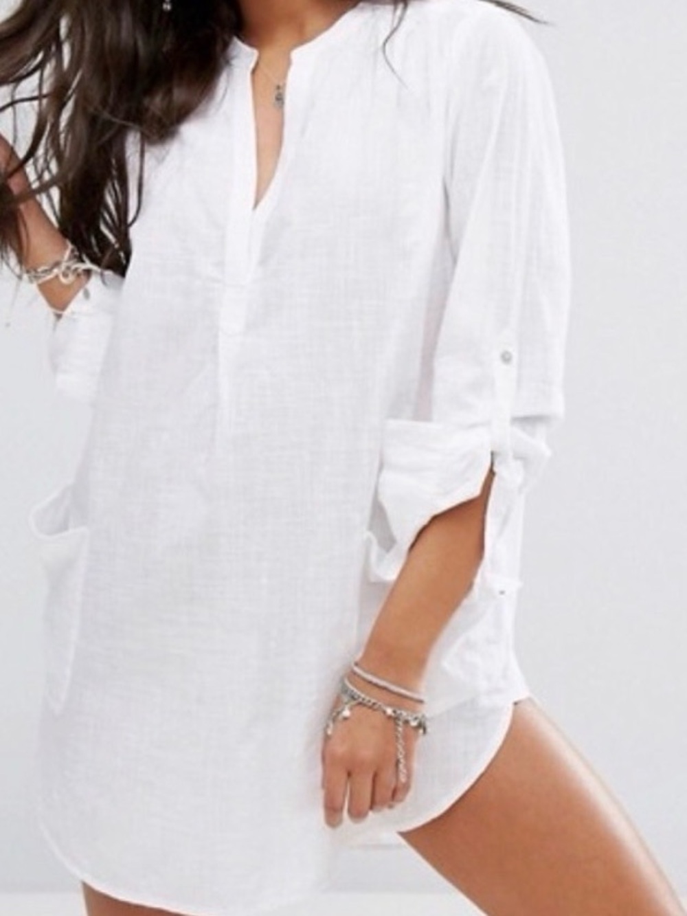 Dolma white linen pullover tunic featuring a V-neckline, two front pockets. Sz L